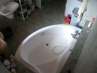 Dit model is nu live. voyeurcam-julmodels-bath-1st-1