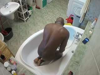 โมเดลนี้กำลังถ่ายทอดสดอยู่. voyeurcam-julmodels-bath-1st-1