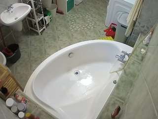 Este modelo está en vivo ahora. voyeurcam-julmodels-bath-1st-1