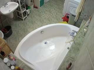 该模特正在直播。 voyeurcam-julmodels-bath-1st-1