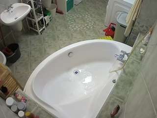 Ten model jest teraz na żywo. voyeurcam-julmodels-bath-1st-1