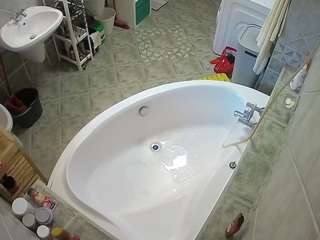 Acest model este live acum. voyeurcam-julmodels-bath-1st-1