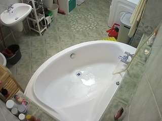 यह मॉडल अभी लाइव है. voyeurcam-julmodels-bath-1st-1