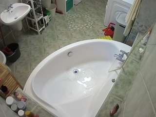 Acest model este live acum. voyeurcam-julmodels-bath-1st-1