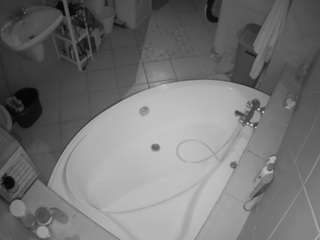 voyeurcam-julmodels-bath-1st-1