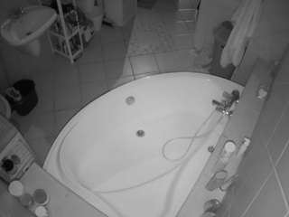 voyeurcam-julmodels-bath-1st-1