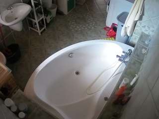 voyeurcam-julmodels-bath-1st-1