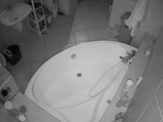 voyeurcam-julmodels-bath-1st-1