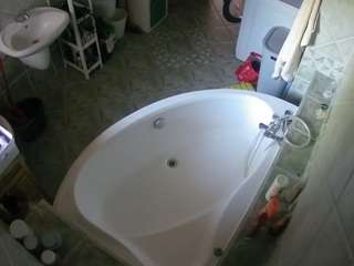 voyeurcam-julmodels-bath-1st-1