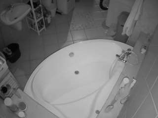 voyeurcam-julmodels-bath-1st-1