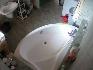 voyeurcam-julmodels-bath-1st-1