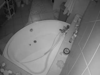 voyeurcam-julmodels-bath-1st-1