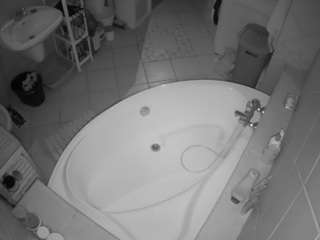voyeurcam-julmodels-bath-1st-1