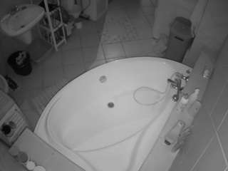 voyeurcam-julmodels-bath-1st-1