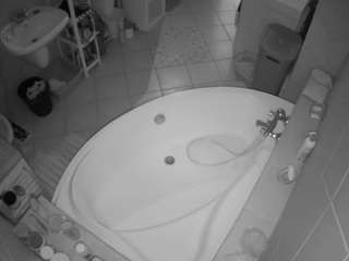 voyeurcam-julmodels-bath-1st-1