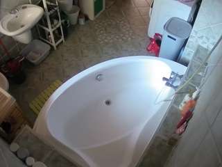 voyeurcam-julmodels-bath-1st-1
