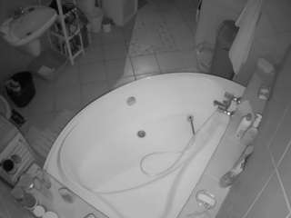 voyeurcam-julmodels-bath-1st-1