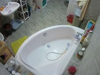 voyeurcam-julmodels-bath-1st-1