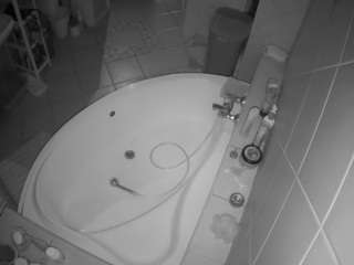 voyeurcam-julmodels-bath-1st-1