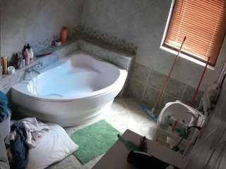 Voyeurcam-julmodels-bath-1st-2