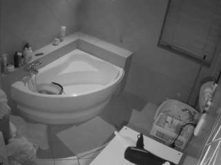 voyeurcam-julmodels-bath-1st-2