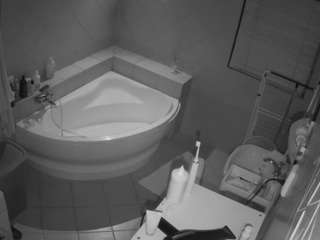 Live Shower Cams camsoda voyeurcam-julmodels-bath-1st-2