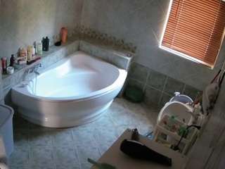 Voyuer House camsoda voyeurcam-julmodels-bath-1st-2