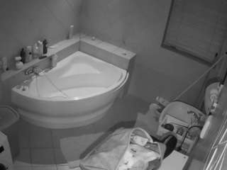 Voyouer House camsoda voyeurcam-julmodels-bath-1st-2