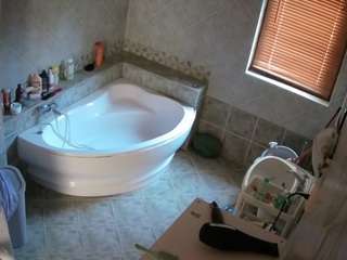 Voyeu House camsoda voyeurcam-julmodels-bath-1st-2