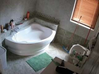 voyeurcam-julmodels-bath-1st-2