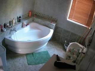 Vouyeur House camsoda voyeurcam-julmodels-bath-1st-2