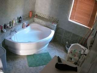 Voyeur House camsoda voyeurcam-julmodels-bath-1st-2