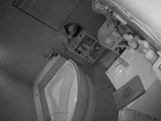 voyeurcam-julmodels-bath-1st-2