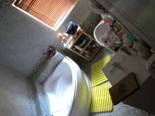 voyeurcam-julmodels-bath-1st-2
