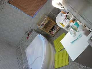voyeurcam-julmodels-bath-1st-2