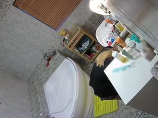 voyeurcam-julmodels-bath-1st-2