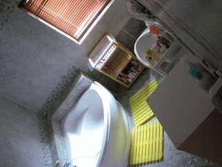 voyeurcam-julmodels-bath-1st-2