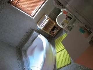 voyeurcam-julmodels-bath-1st-2