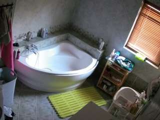 voyeurcam-julmodels-bath-1st-2