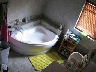 voyeurcam-julmodels-bath-1st-2