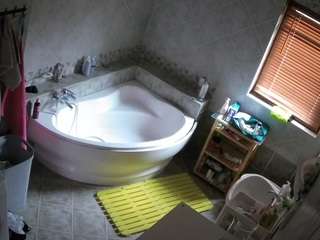 voyeurcam-julmodels-bath-1st-2