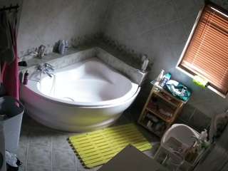 voyeurcam-julmodels-bath-1st-2