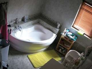 voyeurcam-julmodels-bath-1st-2