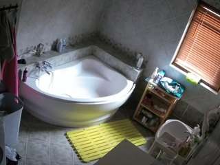 voyeurcam-julmodels-bath-1st-2