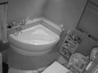 voyeurcam-julmodels-bath-1st-2