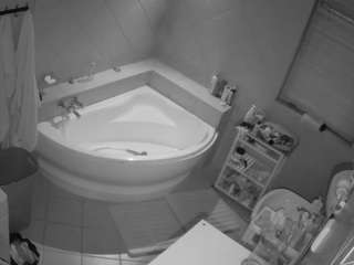 voyeurcam-julmodels-bath-1st-2