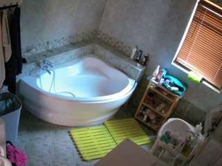 voyeurcam-julmodels-bath-1st-2