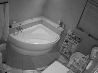 voyeurcam-julmodels-bath-1st-2
