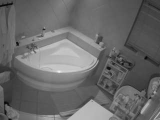voyeurcam-julmodels-bath-1st-2