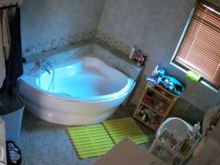 voyeurcam-julmodels-bath-1st-2